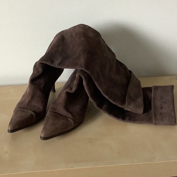 Gucci brown suede boots. - Picture 2 of 8